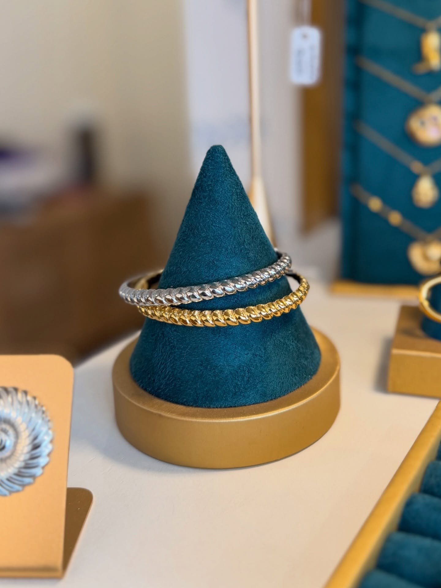 Brazaletes trenza apilados en plata y oro